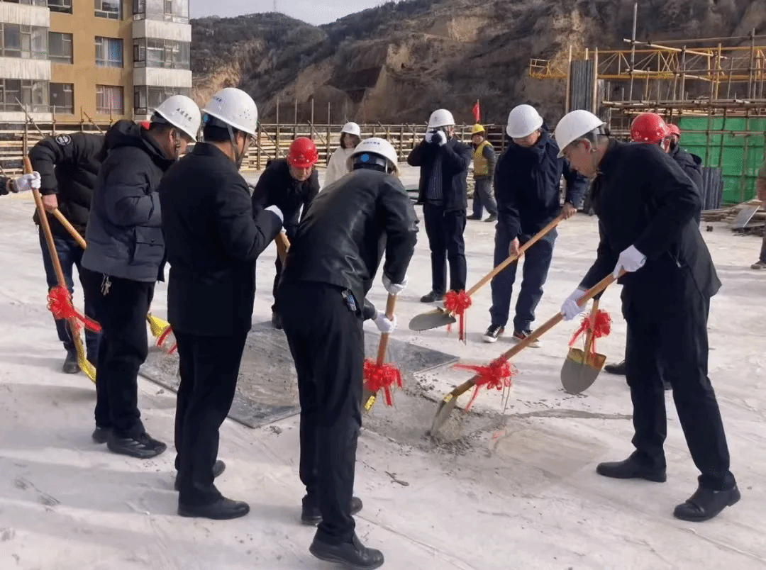 山西建投五建集团承建的城北苏家崖沙麻沟安顿小区小学尊龙凯时项目主体结构周全封顶