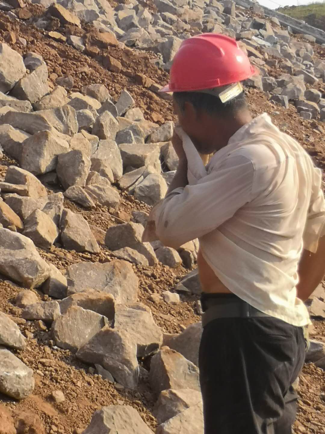 山西建投契械化集团职工节日时代坚守项目生产一线