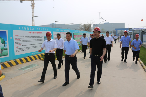 省长李小鹏莅临山西科技立异城科技立异综合效劳平台项目视察指导