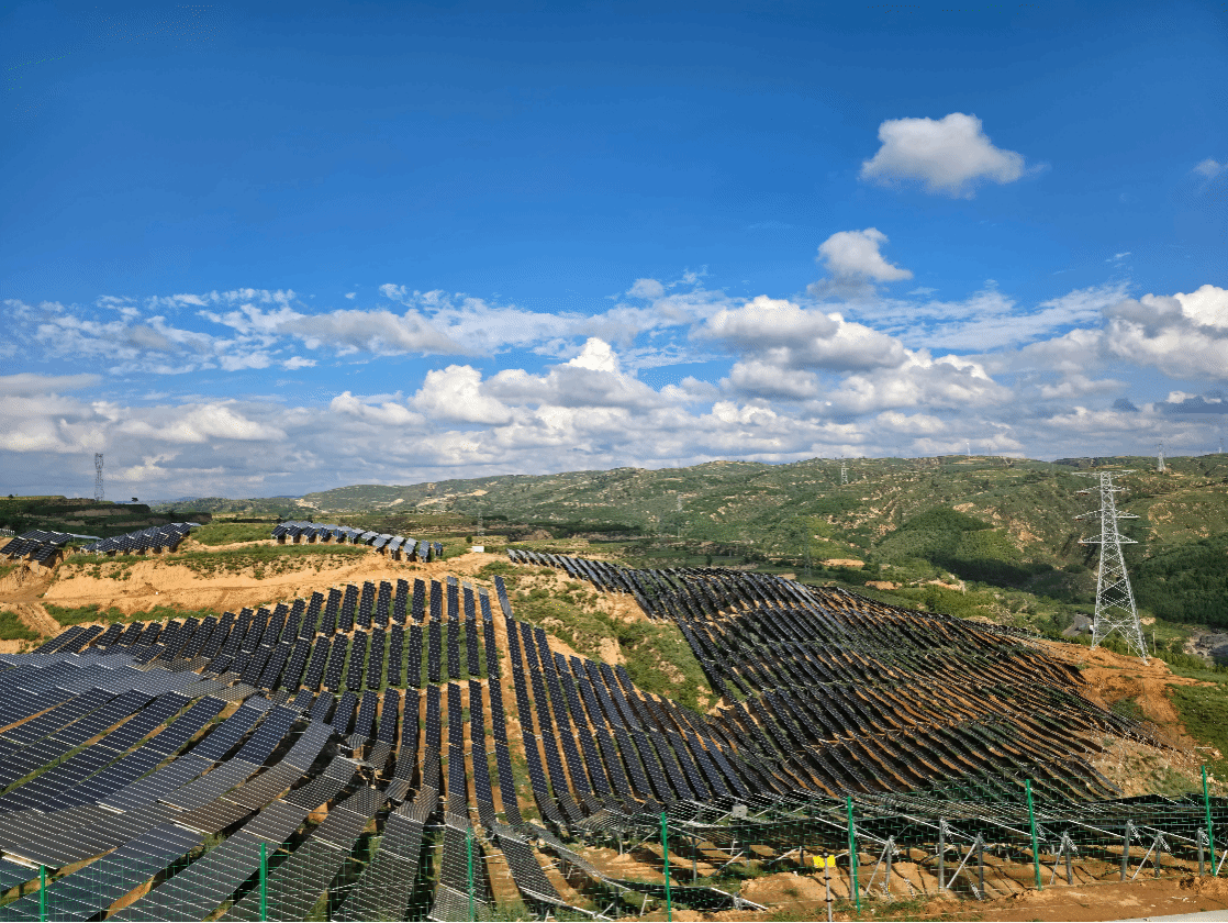 山西建投一建集团山西华电保德100MW光伏项目：荒山沟壑变绿电基地 刷新“山地速率”