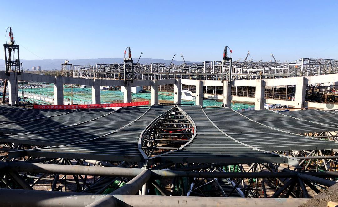 潇河国际会展中心中心组团A区屋面桁架整体提升圆满乐成