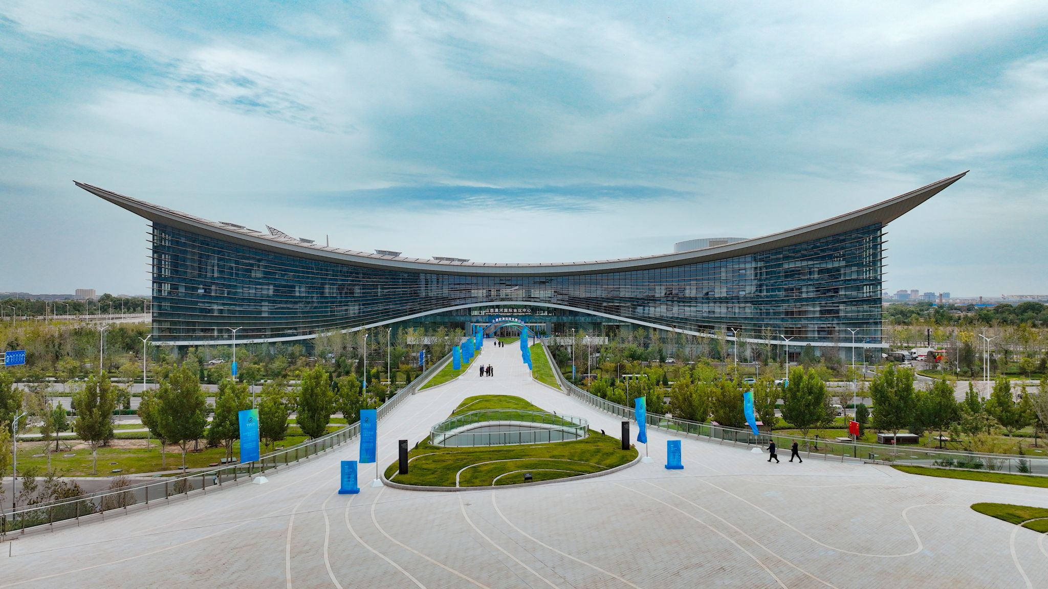 山西潇河国际聚会会展中心及配套旅馆群圆满完成2025年太原能源低碳生长论坛与能源工业展览会效劳包管使命