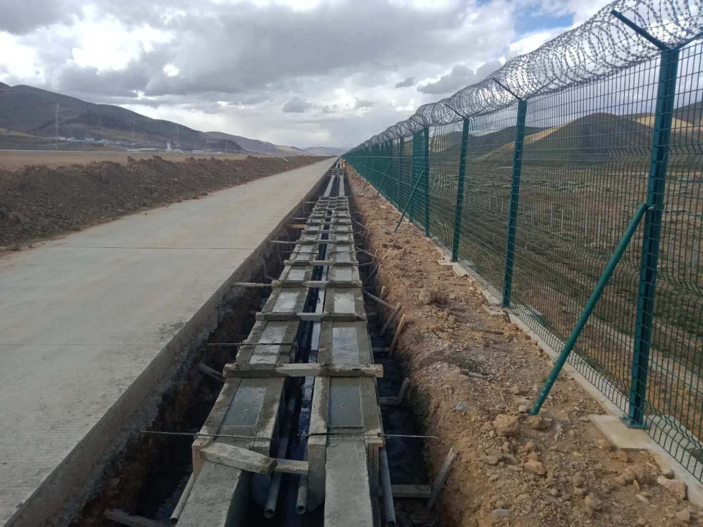 山西建投契械化集团承建的邦达机场航行区刷新工程通过完工验收