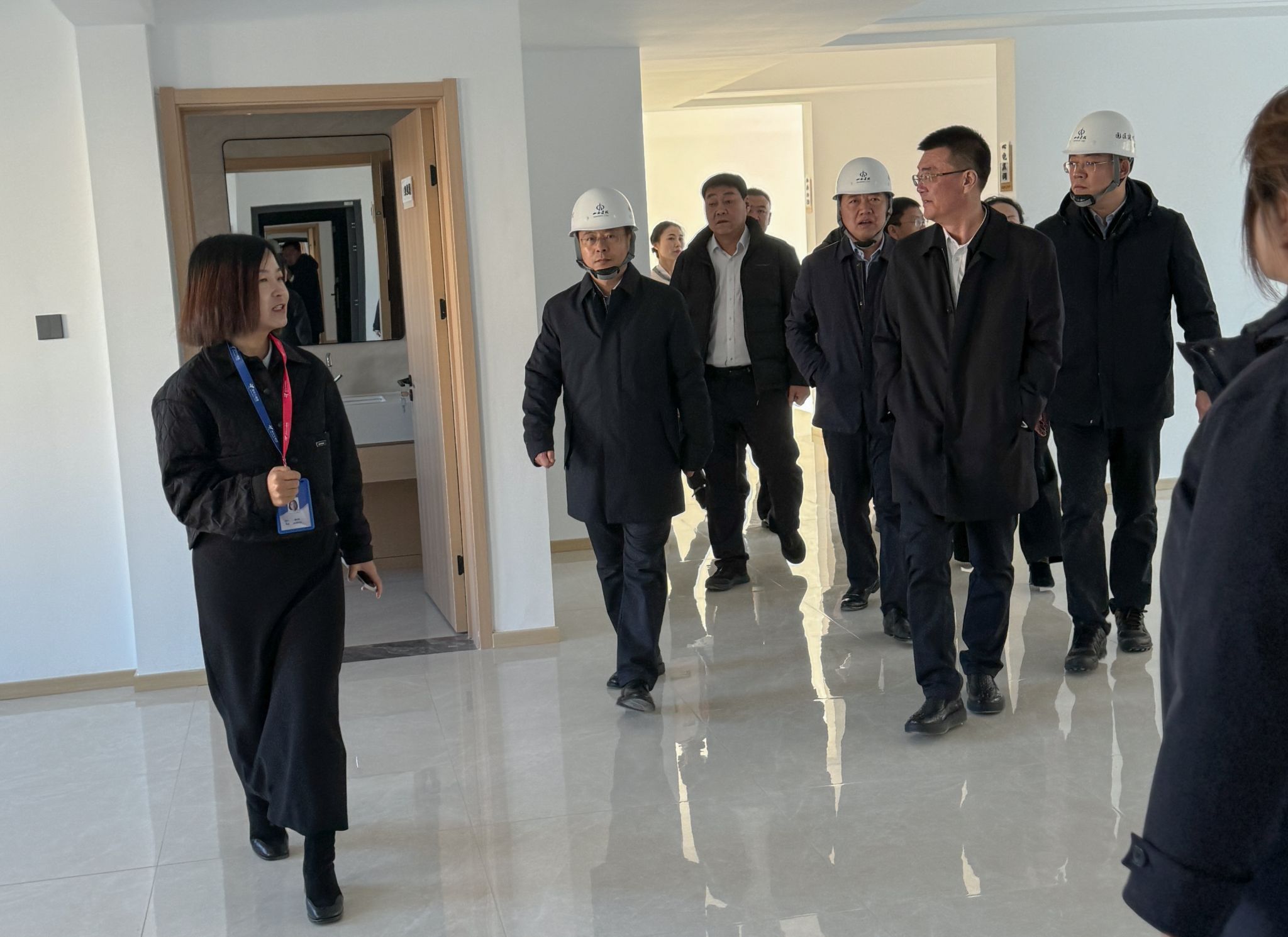 山西建投园区建发集团与赤峰市红山区政府举行事情座谈