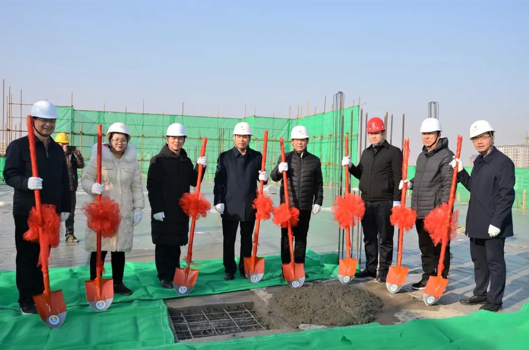 山西建投建工集团曲沃县人民医院综合楼尊龙凯时项目主体结构顺遂封顶