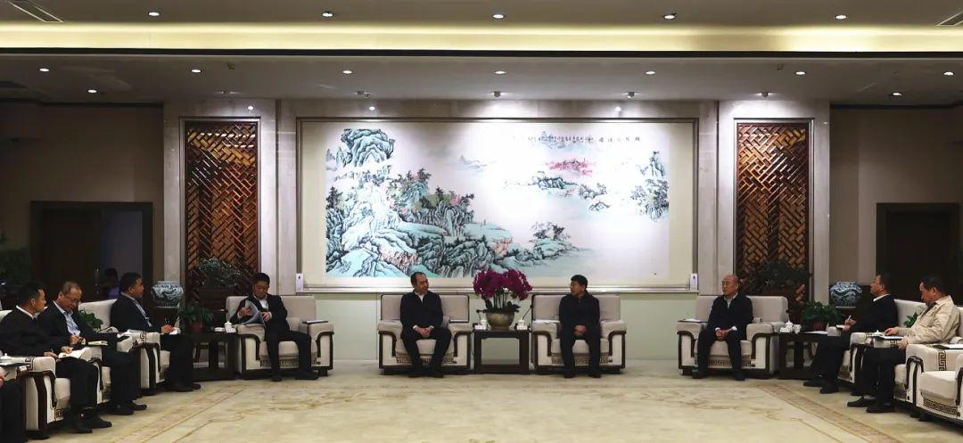 孙波与汾酒集团党委书记、董事长袁清茂举行事情谈判