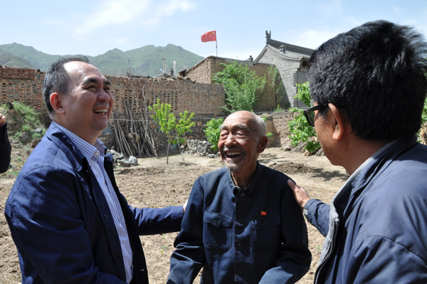 集团总公司向导深入繁峙县扶贫点指导精准扶贫事情