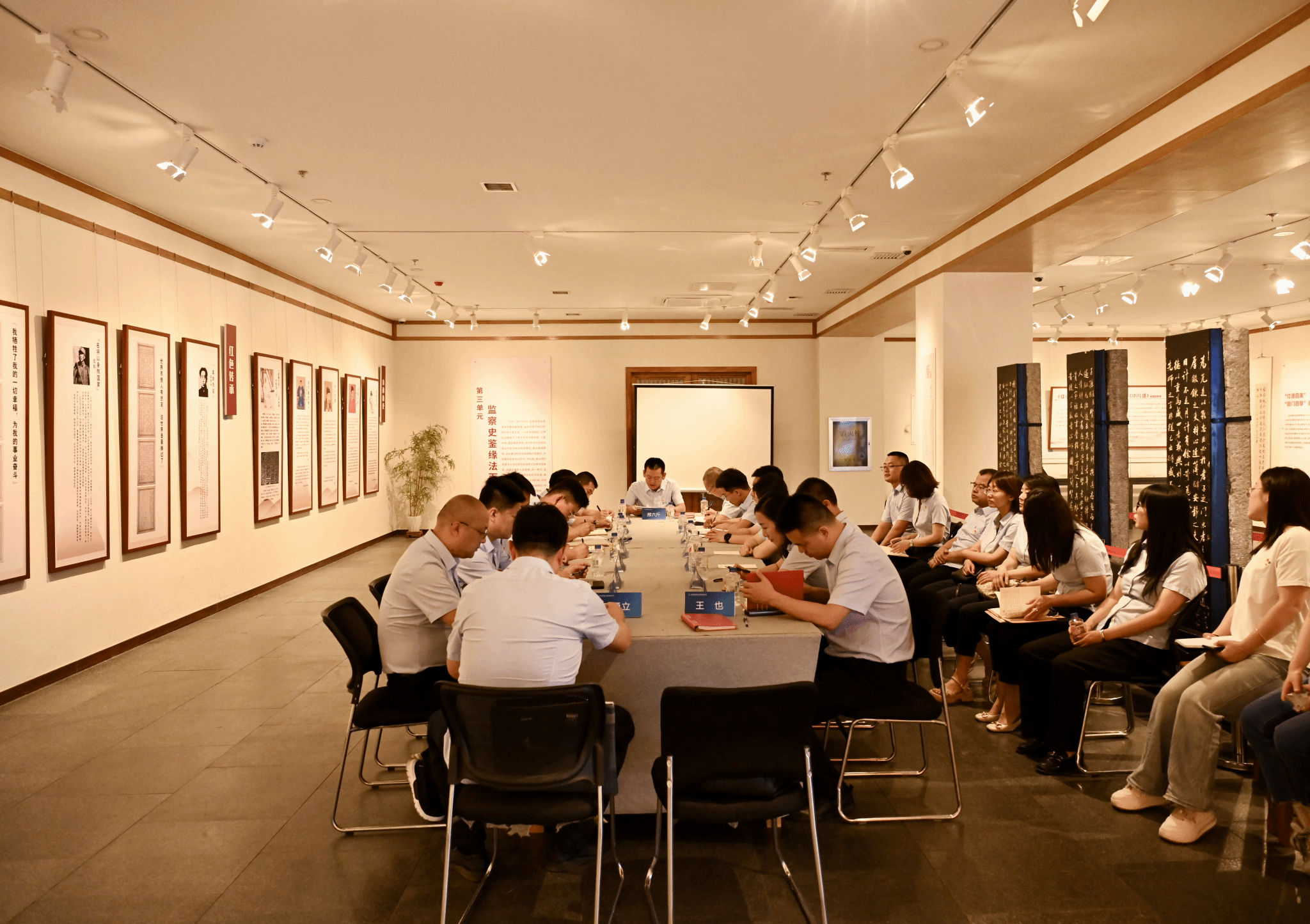 山西建投低碳环保（煤规院）集团组织党员干部赴双塔博物馆廉政教育基地旅行并召开理论学习中心组学习（扩大）会