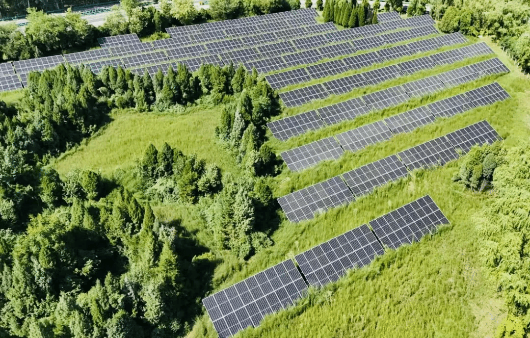 山西建投六建集团山西省高速公路200MW漫衍式光伏项目：打造“光”景靓丽的“绿色电力长廊”