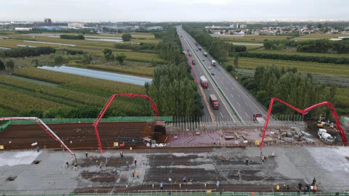 山西建投契械化集团农谷路桥梁工程榆祁高速大桥项目箱梁混凝土浇筑完成