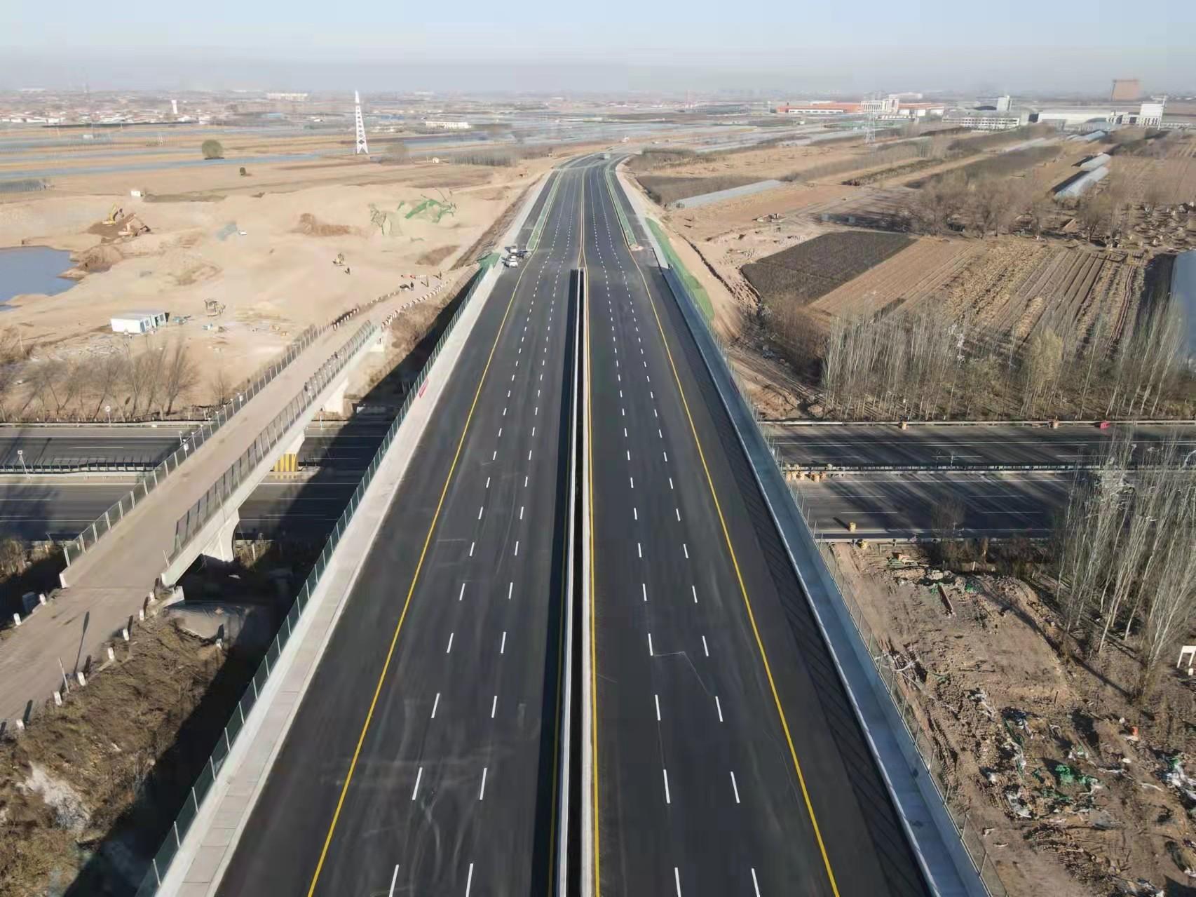 山西建投契械化集团承建的科谷大道上跨太原南二环高速大桥项目举行通车仪式
