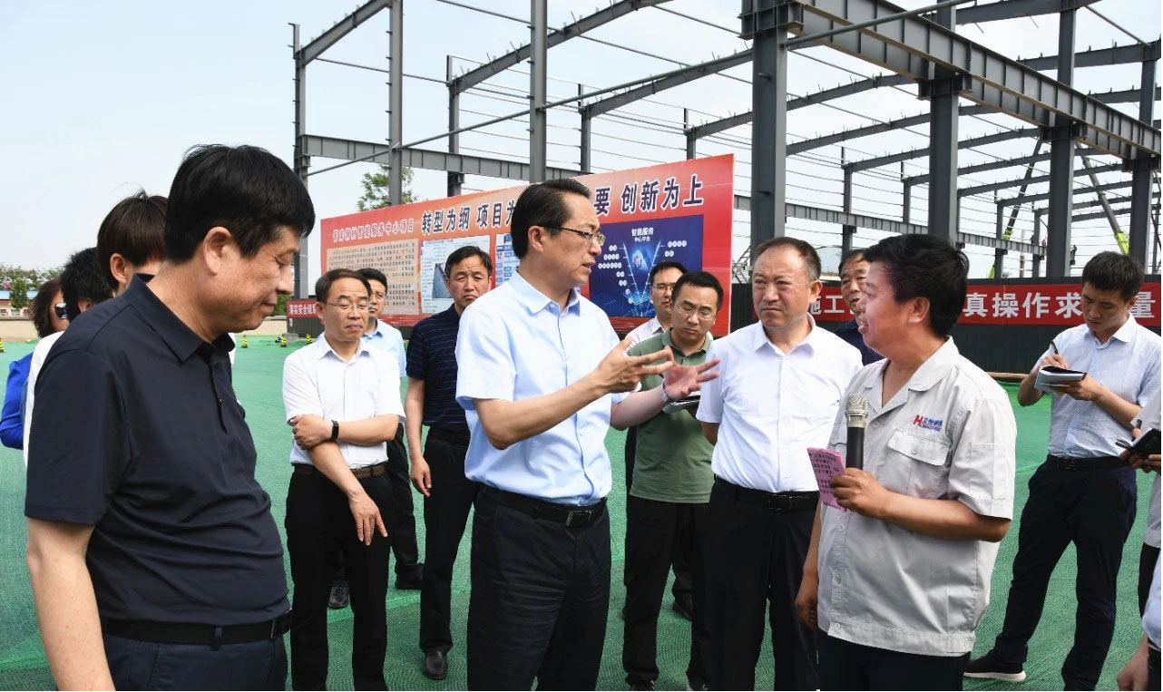 临汾市委副书记、市长一行到山西建投四建晋南钢材智能效劳中心项目观摩