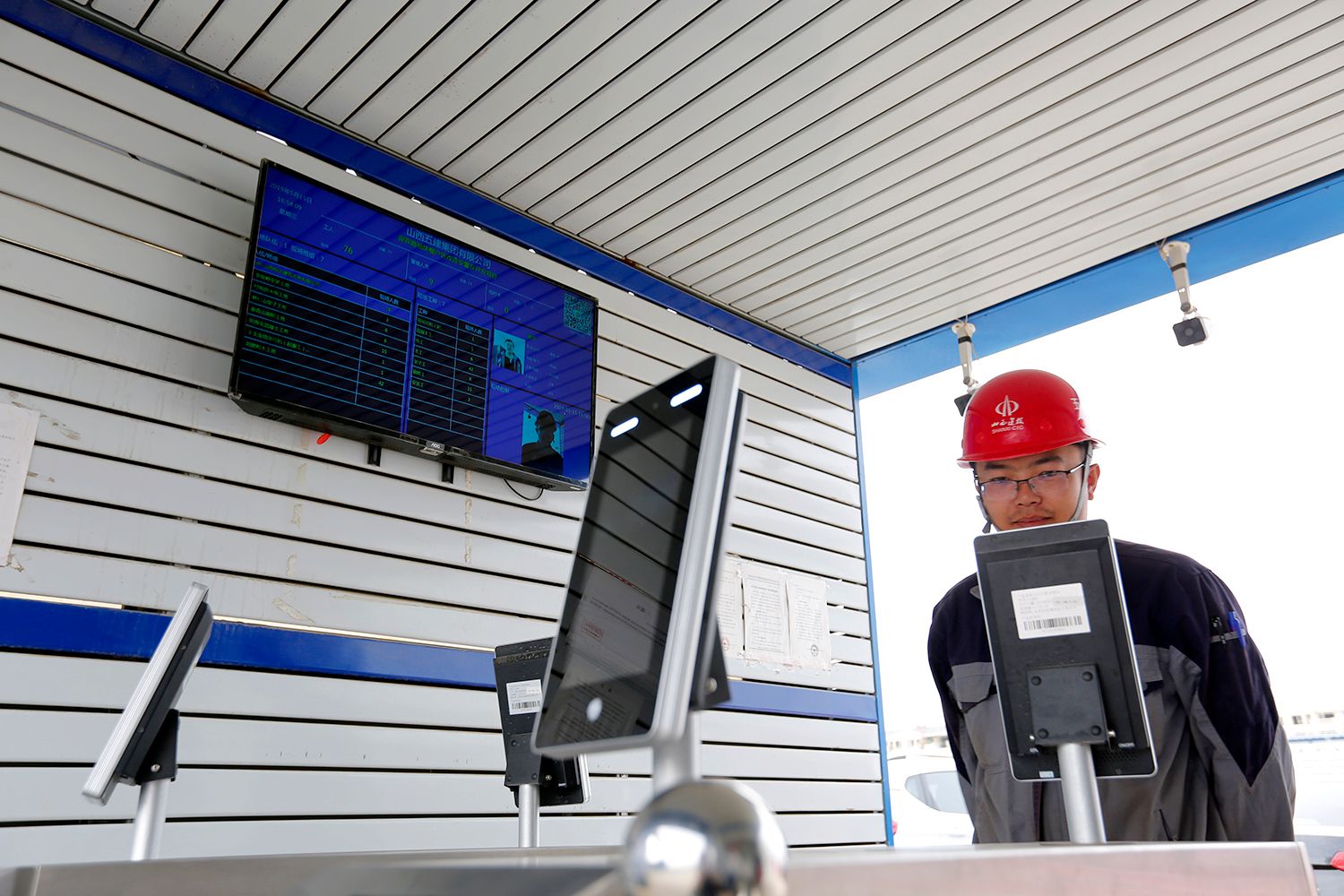 山西建投五建集团以劳务实名制治理“织牢”劳务职员定心网