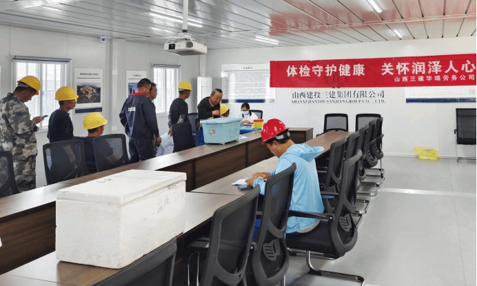 工业工人们有序排队加入体检