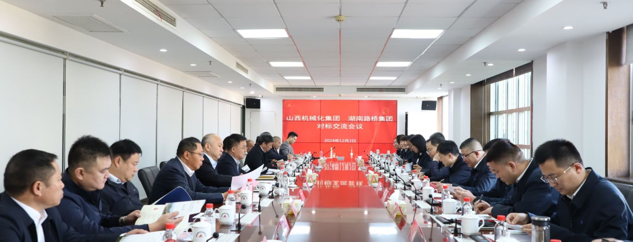 山西建投契械化集团与湖南路桥尊龙凯时集团举行对标交流运动