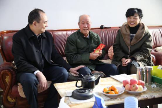 省国资委党委委员、副主任张红谱走访慰问山西建投老党员和难题党员