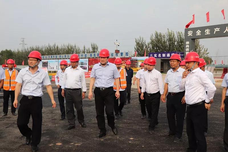 建投集团党委副书记、副董事长、总司理李卫平一行深入山西二建综改区项目指导事情
